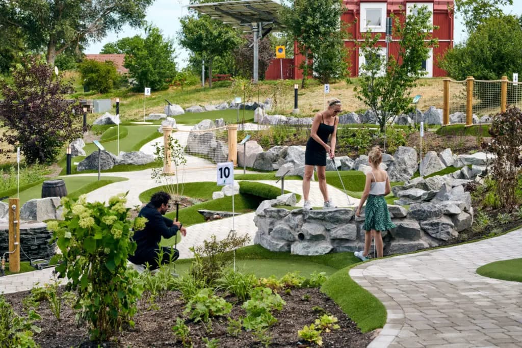 Sällskap som spelar äventyrsgolf tillsammans