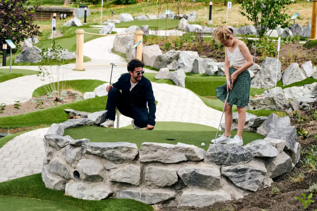 Spelare på äventyrsgolfbanan